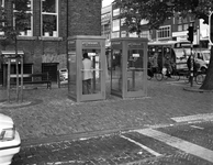 78530 Gezicht op de telefooncellen naast het hoofdpostkantoor (Neude 11) te Utrecht.
